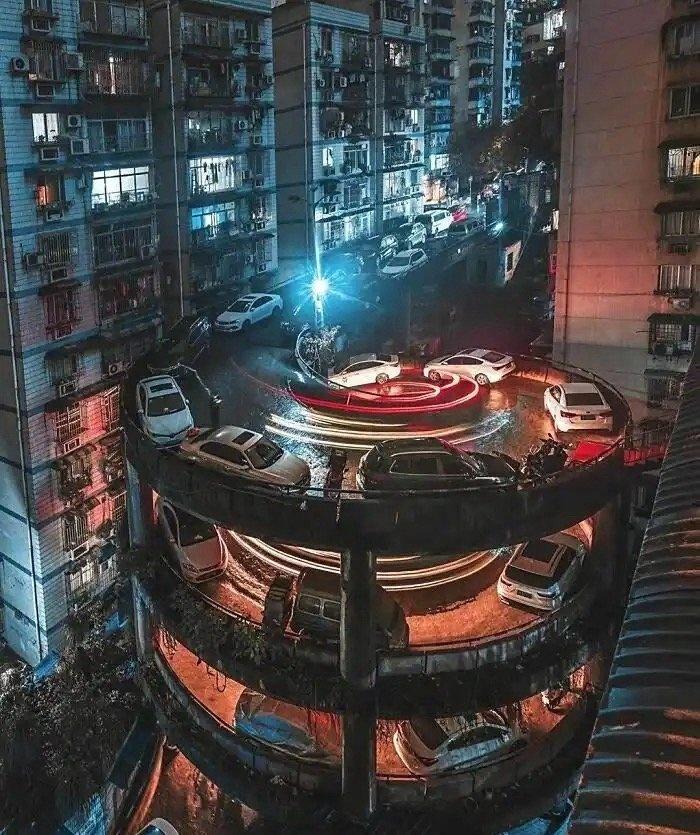 重庆螺旋街的周边，居民楼里依旧挤满了住户。