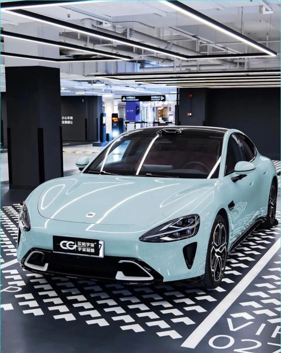 姐妹们！su7这样改真的好美啊啊啊～小米su7改冰融层蓝也太美了叭～
低饱和度的