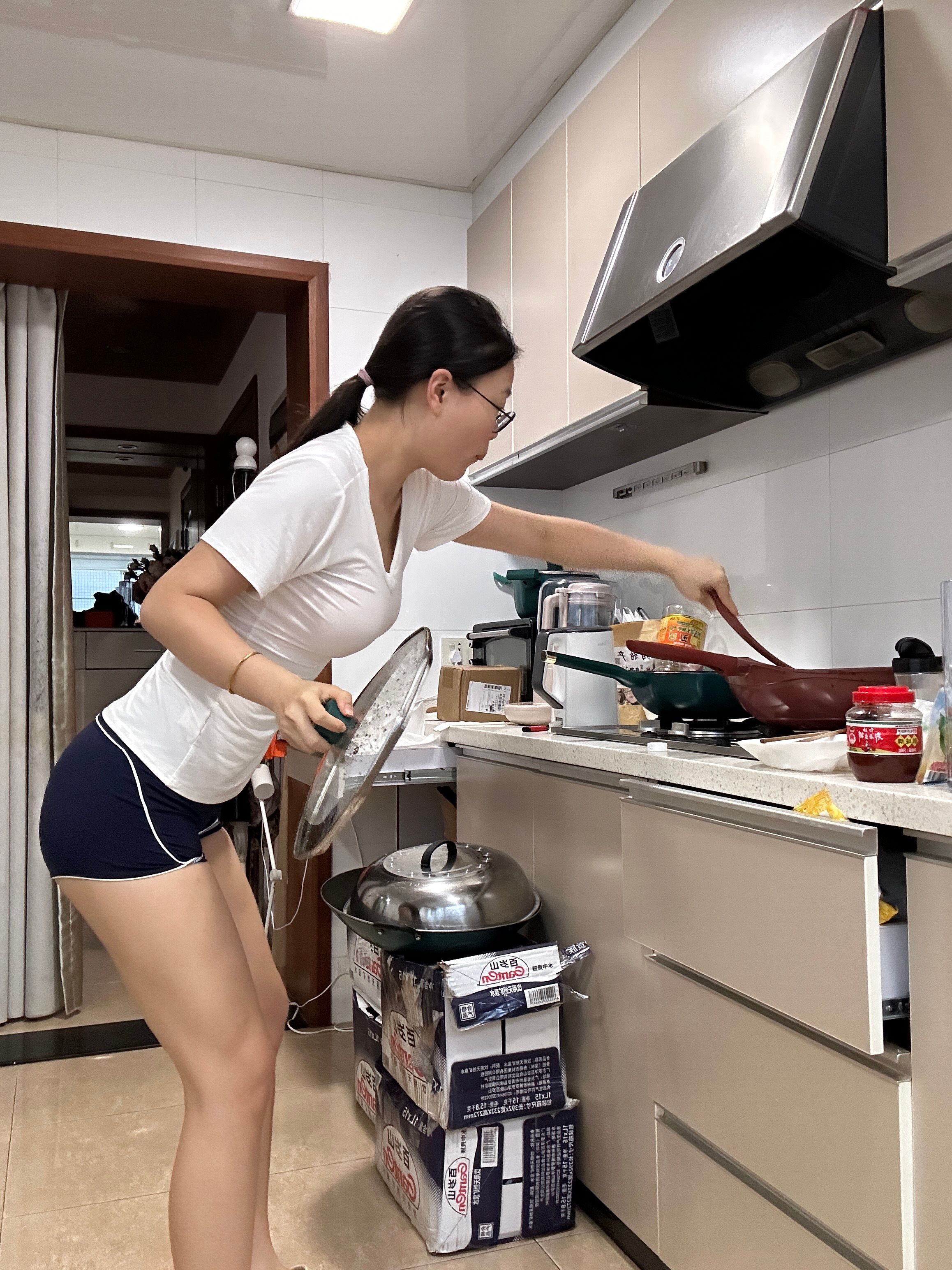 当我懒得带围裙又穿着白衣服炒菜⬇️家人们。上衣裤子你们应该知道在哪了哈 ​​​