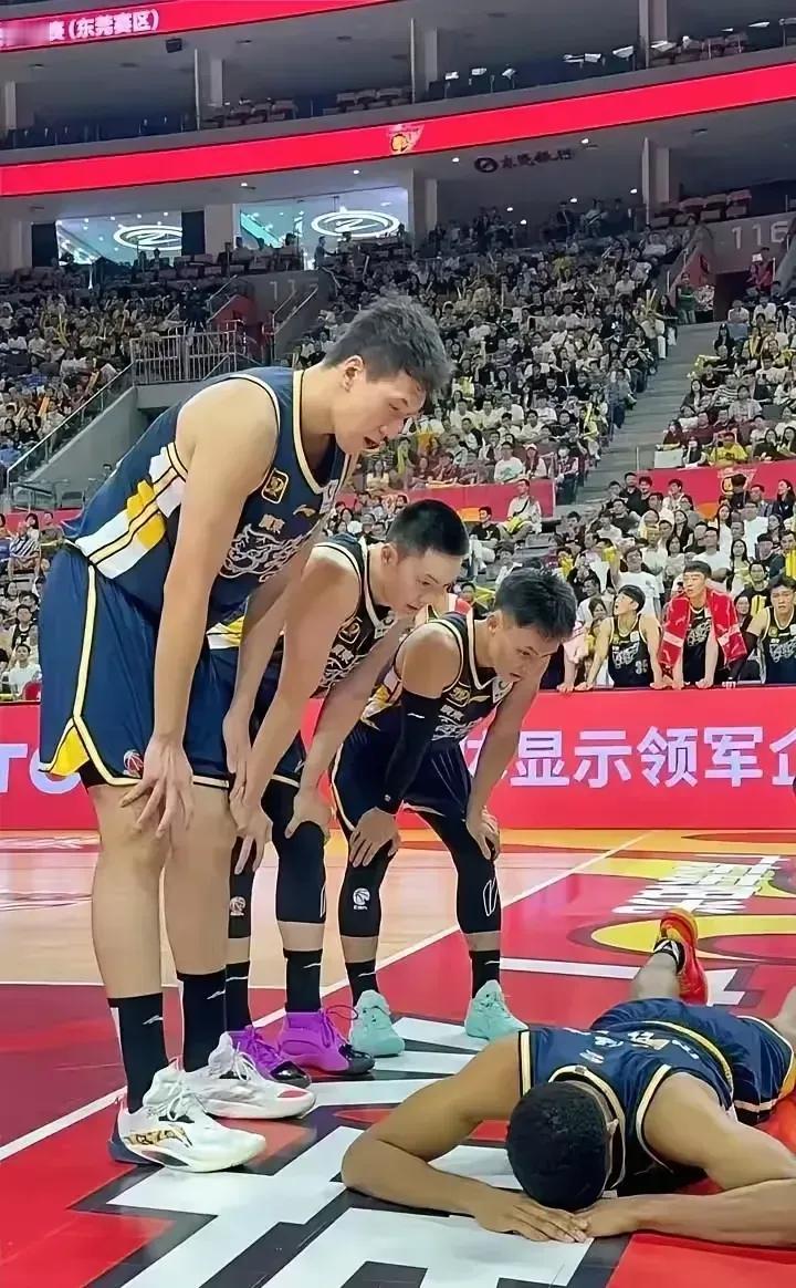 随着贝兹利回归，广东的首发阵容应该是这样的:
1，5号位:莫兰德
2，4号位:贝