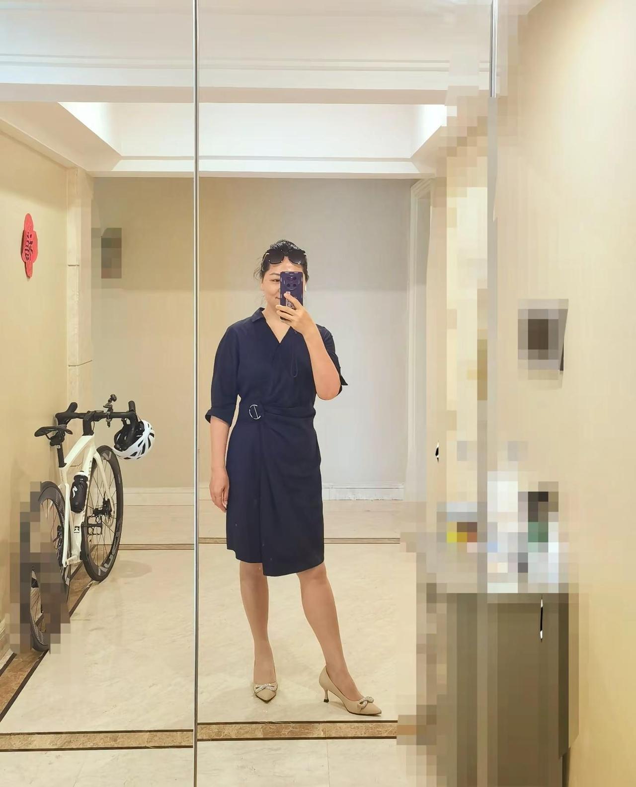 休息日的上午，这位30+＋的小姐姐准备去逛 gai ，出门前在纠结穿高跟鞋还是平