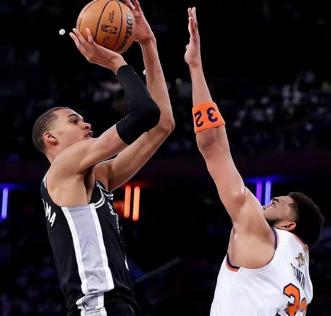 NBA官方一锤定音！文班亚马击打布伦森后脑勺判罚出炉！引多方不满，尼克斯憋屈到什