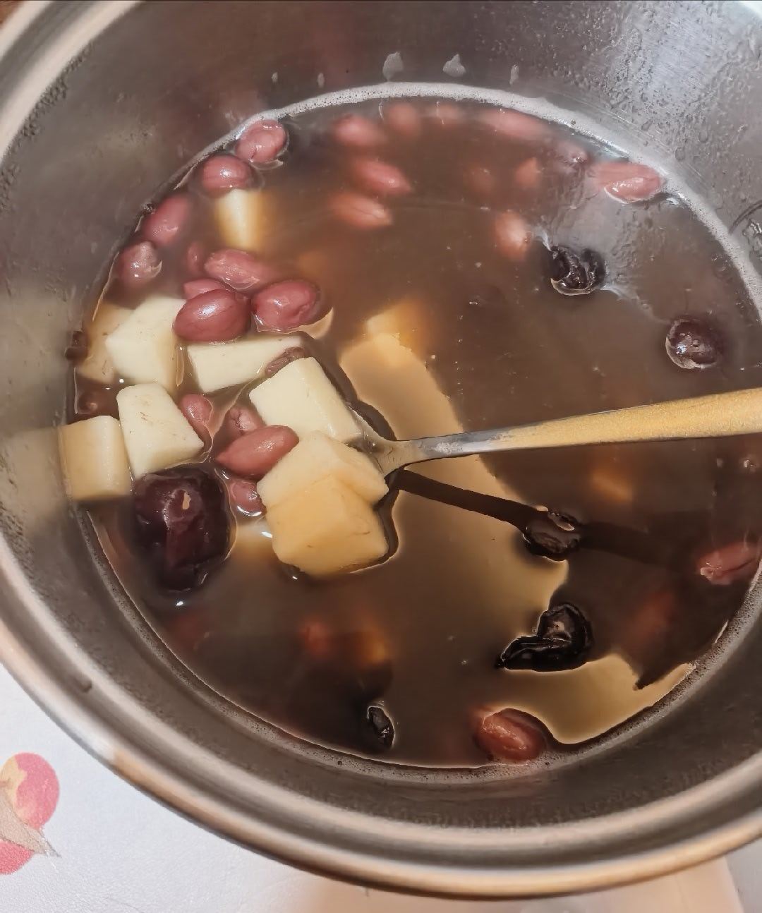 花生红豆红枣粘糕比零食有营养，当夜宵。我把小电热锅从涂层换成不锈钢了，因为读到涂