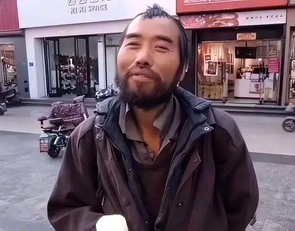 2021年12月，山东某地街头，“状元流浪汉”常学福面对镜头满脸微笑。

常学福
