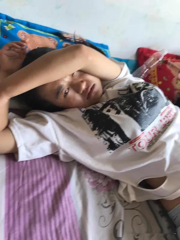 患癌老人离世前将截瘫养女送进养老院 69岁患癌养父离世前把27岁截瘫养女送进养老