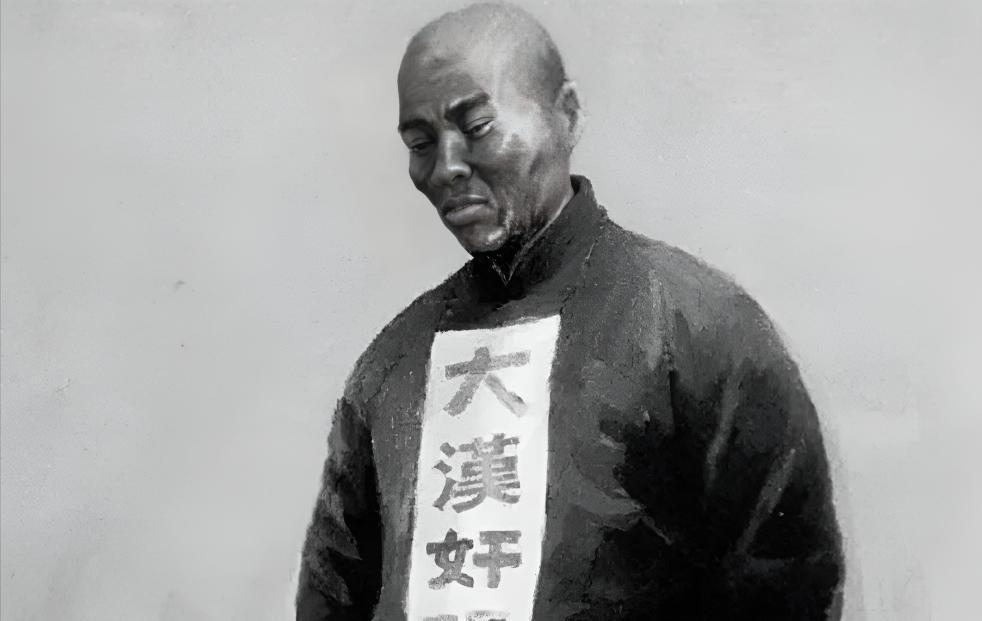 1951年，一名86岁老人被执行枪决。

大连劳动公园后山的万人围观现场里，有人