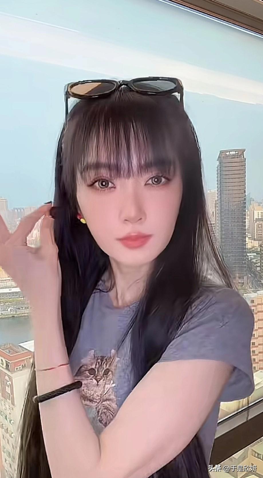 50岁谢金燕状态杀疯！高空落地窗少女感拉满，这身材谁信是半百佳人？
 
谁懂啊！