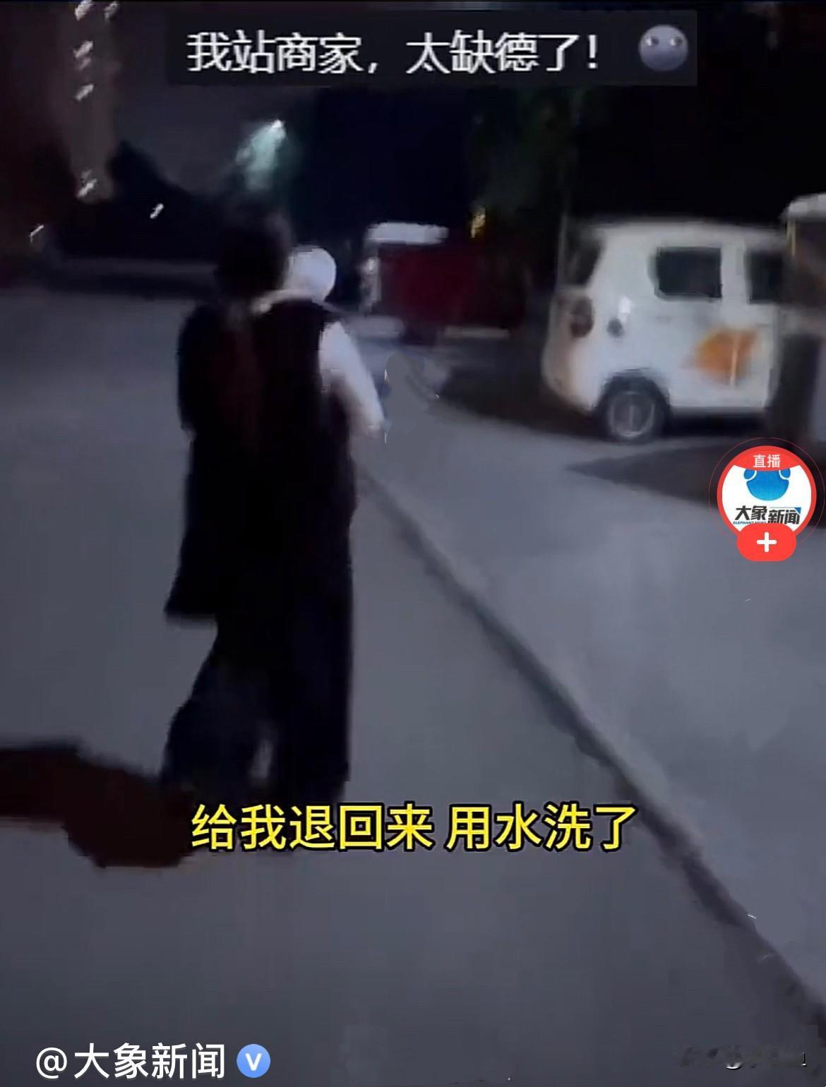 近日，山东济宁一小区，一女子拿着喇叭喊话，怎么回事啊？
       原来女子是