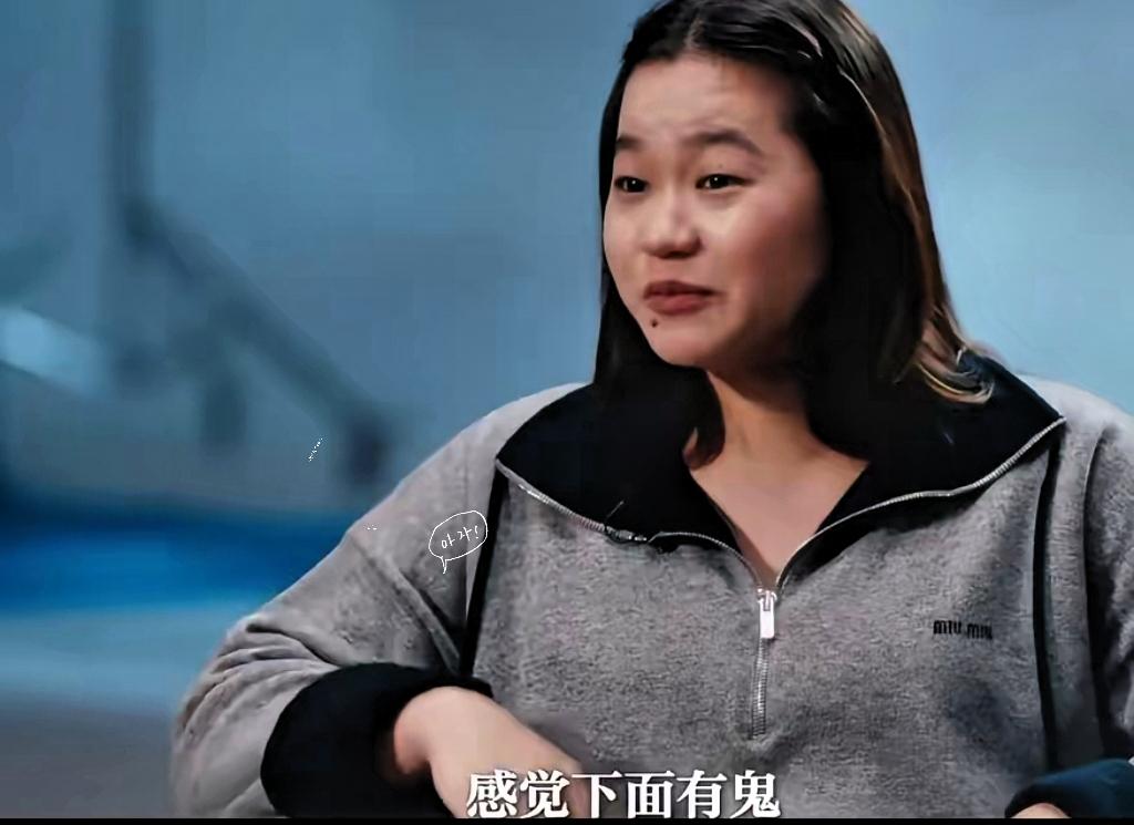 快被全红婵笑死了。
接受采访她是完全不按套路来。主持人问他，从10米高台跳下来，