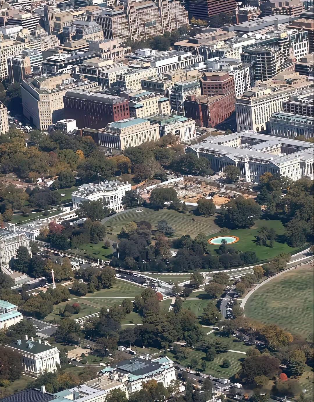 如果您从这个角度看一看白宫的话，您就知道了特朗普为什么要大兴土木？
平时咱们觉得