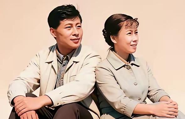 岁月如歌，看那时的男神王心刚和他媳妇杨昭彩的幸福时刻…
爱国模范夫妻