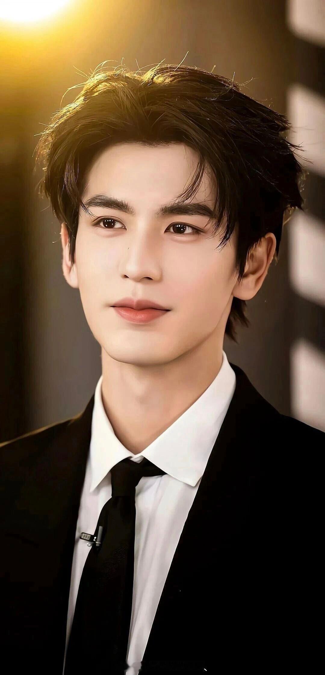 张凌赫这一秒过火红利长得帅 演技出众有红利是应该的吧。 