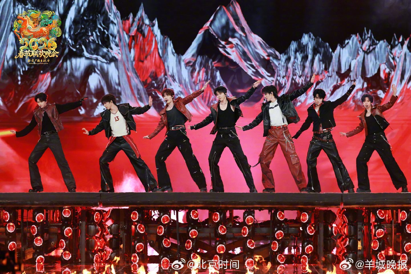 #北京台春晚舞台直击##北京台春晚神马都好看# 青春无畏，顶峰相见！热血唱跳《登