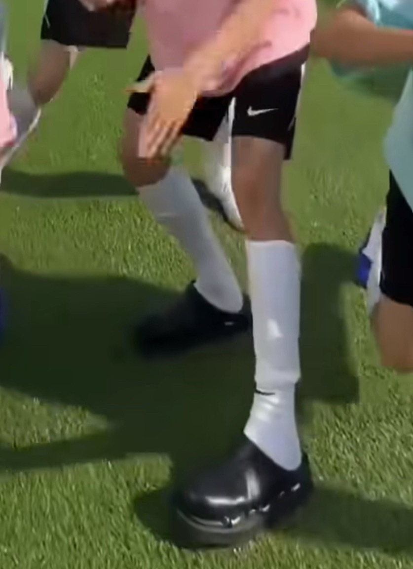 我该怎么忘记这双美腿 