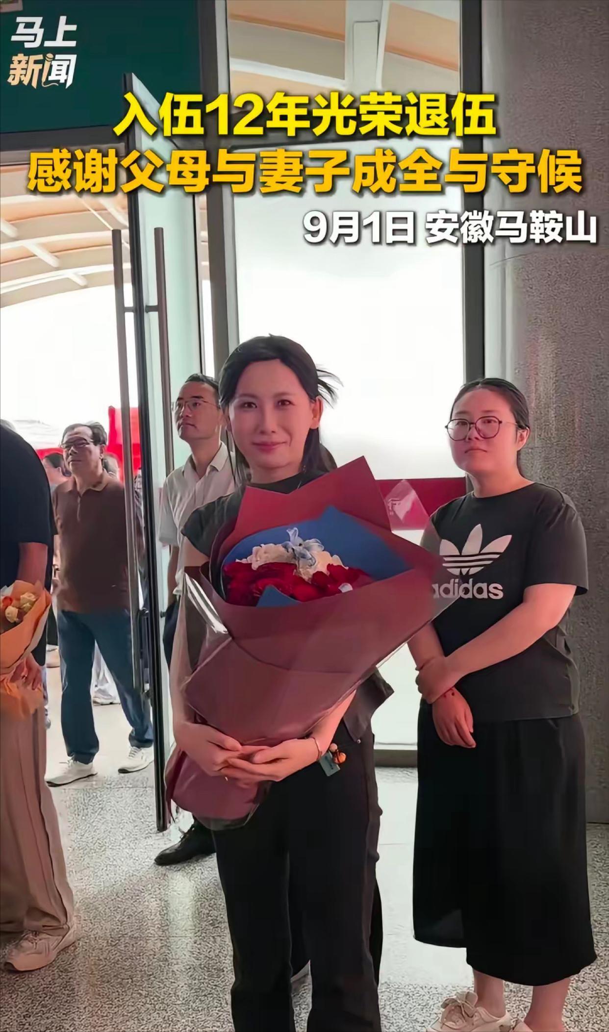 “最美军嫂”火了。9月1日，安徽马鞍山，一位服役12年的老兵正式退役，他刚迈出出