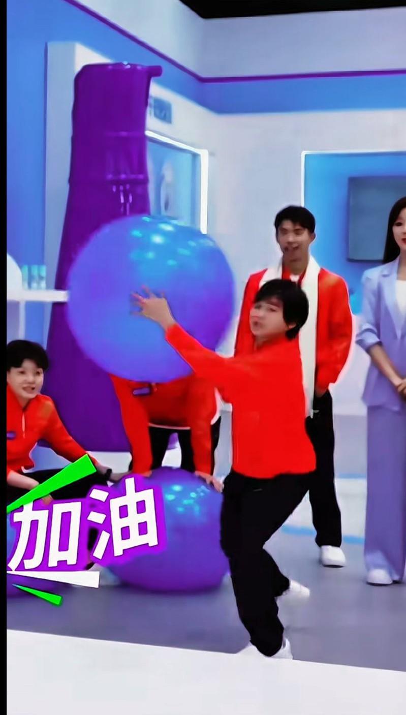 为什么喜欢红婵，就是她不死板，学什么都认真的学，那怕是玩也要玩的极致，婵宝有创意