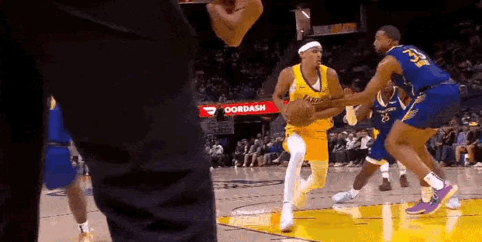 贝兹利造犯规上罚球线，两罚全中。NBA夏季联赛NBA交易我的观赛搭子 ​​​