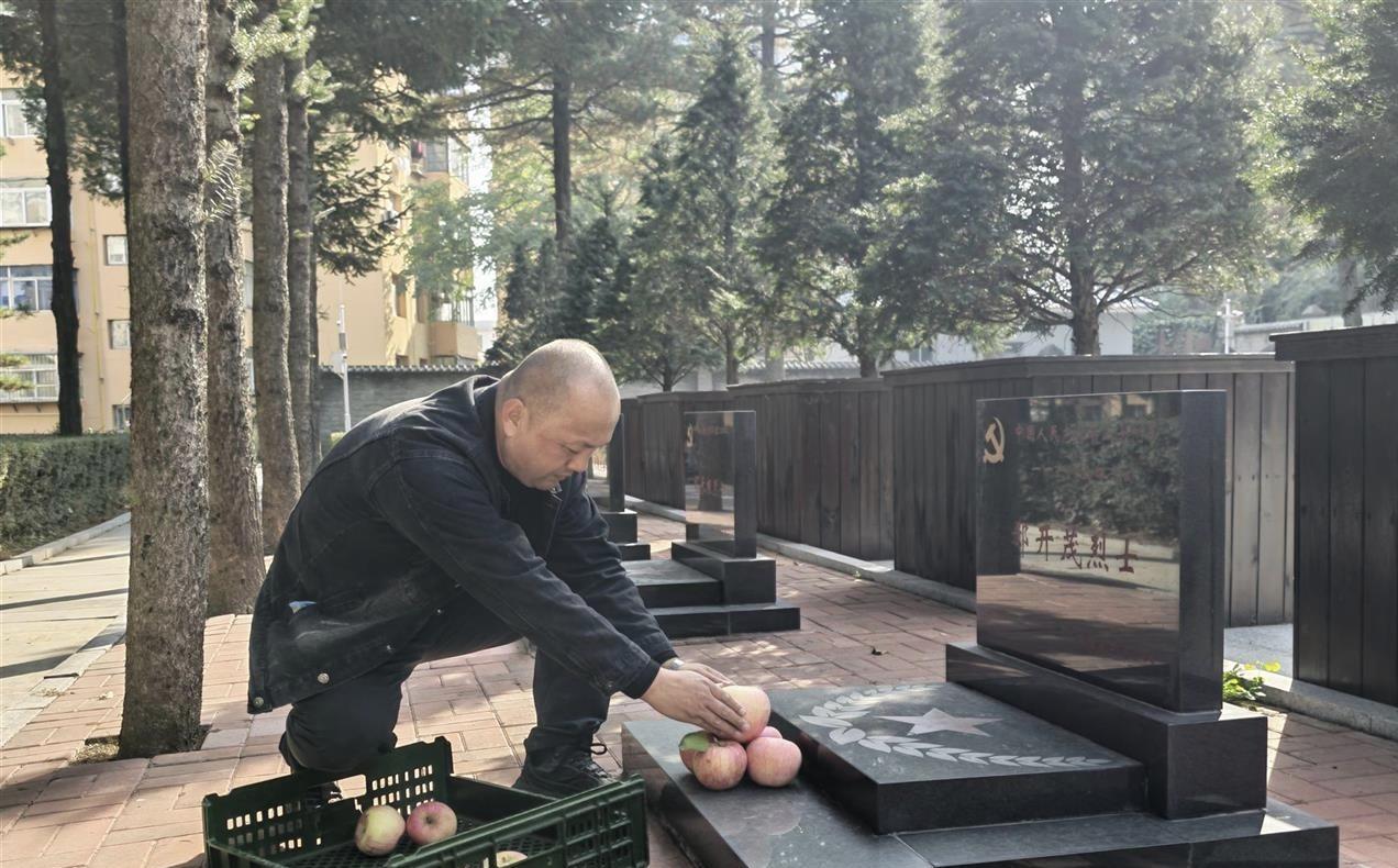 感动哭了！沈阳，47岁男子带着1650个苹果来到丹东烈士陵园，然后在每个墓碑前放