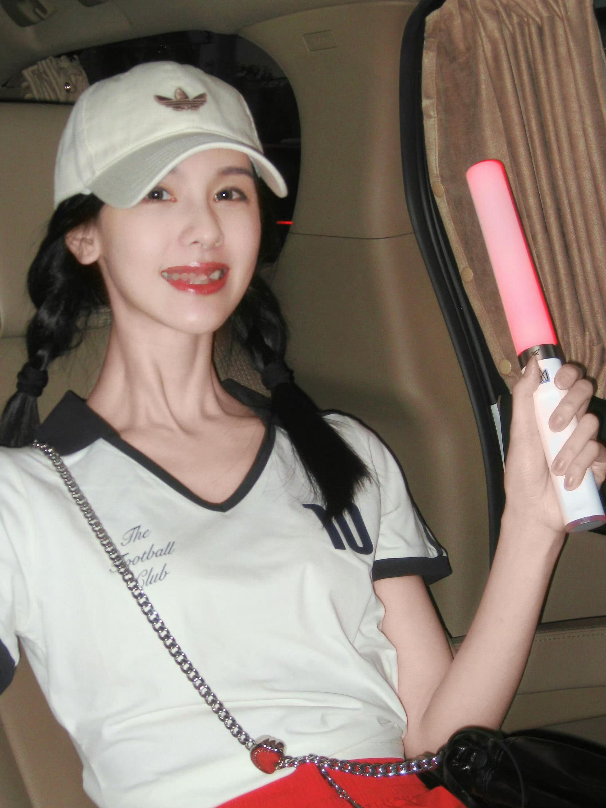 陈都灵看五月天演唱会了，好活泼的嘟嘟 ​​​