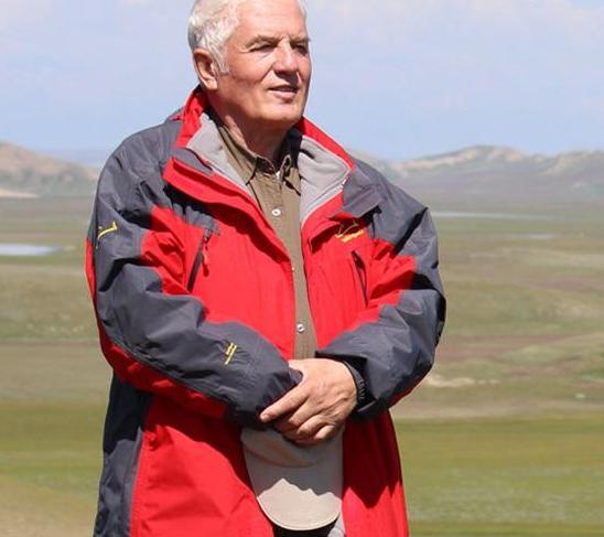 1938年，一名外国婴儿在天津的一家医院出生。可他的父母因为急着要回国，直接把他