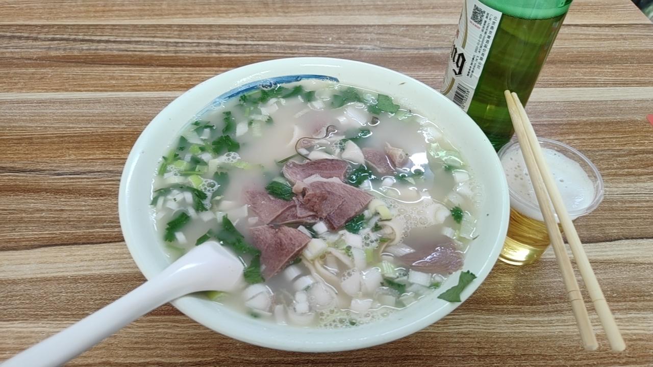不停耕耘…佛陀见农夫于秃岭植树，汗水浸透布衣，树苗却仍稀疏。佛陀道：“莫问几时成