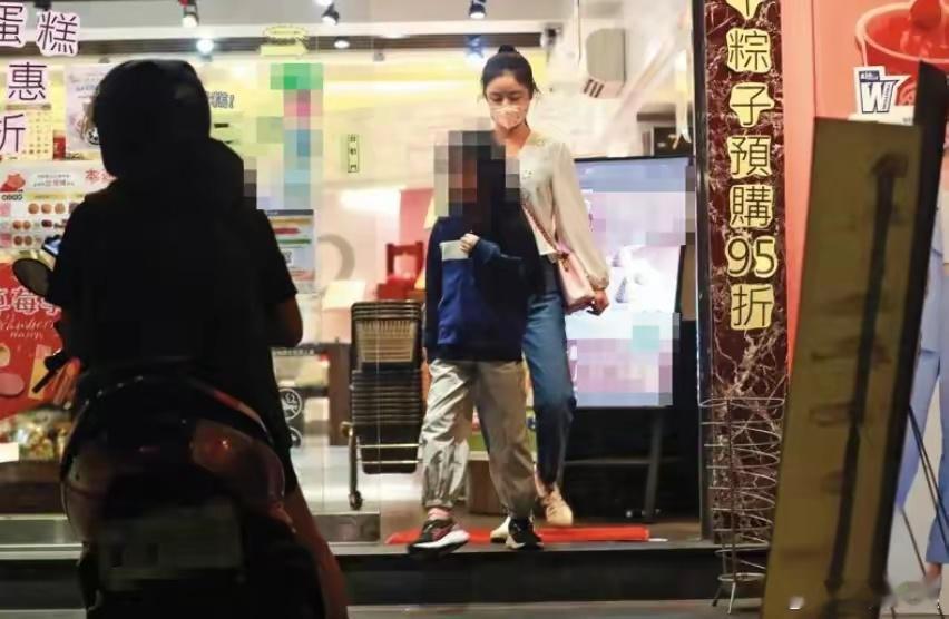 林心如霍建华带女儿逛街林心如一家三口牵手逛街 台媒拍到林心如霍建华带女儿逛街 ​