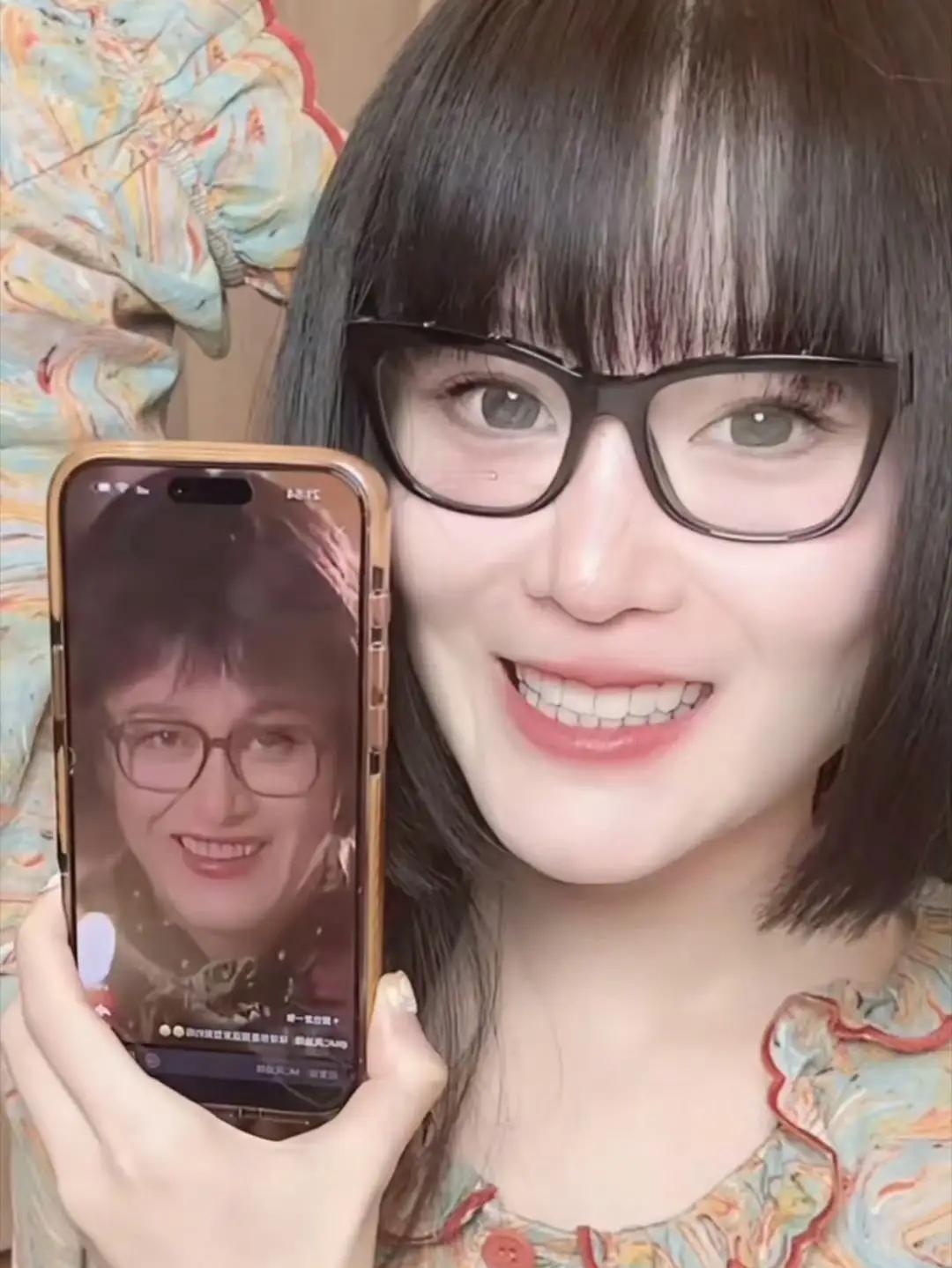 你绝对想不到，这张图片是赵本山和他的女儿球球

没错，赵本山的女儿在直播间换了新