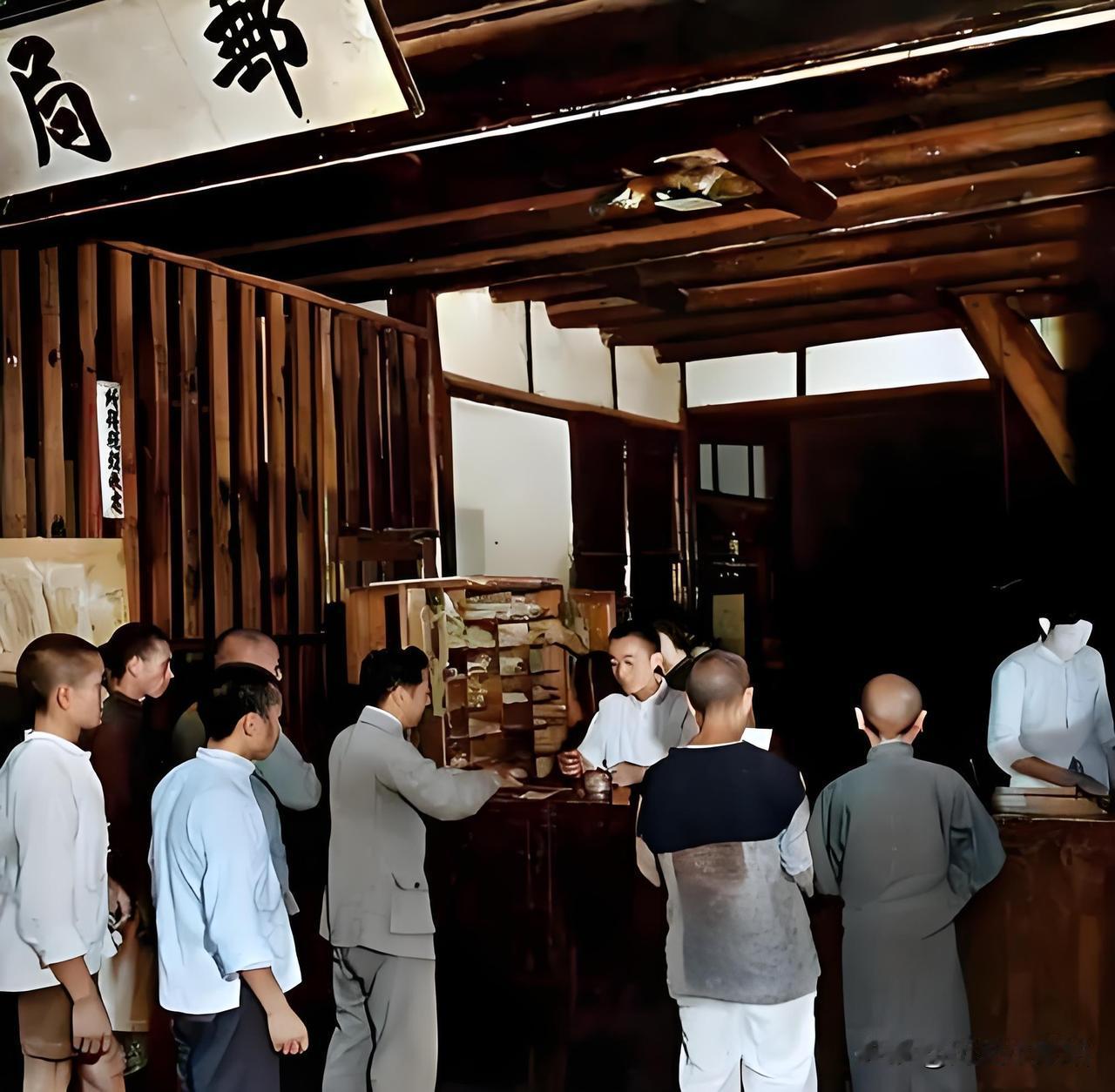 1941年的成都，邮局已成为城市生活不可或缺的一部分。邮局内部，柜台前的人们展现