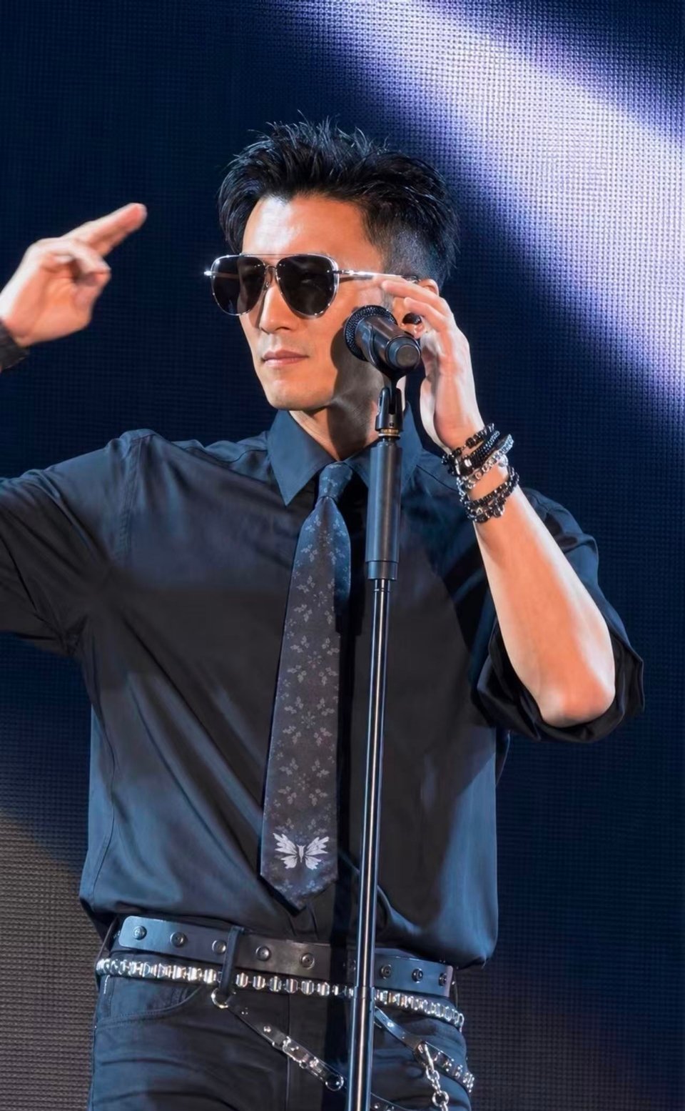 谢霆锋演唱会状态谢霆锋在父亲谢贤离世后如期登上青岛演唱会舞台，以全开麦连唱两个半