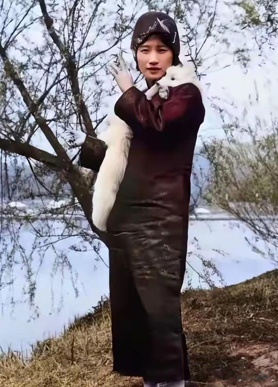 这是民国女神陆小曼1930年在湖边拍的照片，郁达夫曾评价她是20世纪20年代中国