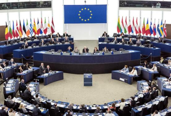 凭啥？！欧盟又是45%关税又是100%封堵，国产电车却越卖越疯！马克龙傻眼、冯德