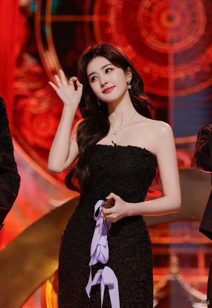 白鹿穿高定录综艺你好星期六白鹿把高定穿进好六街！Peet Dullaert黑色镂