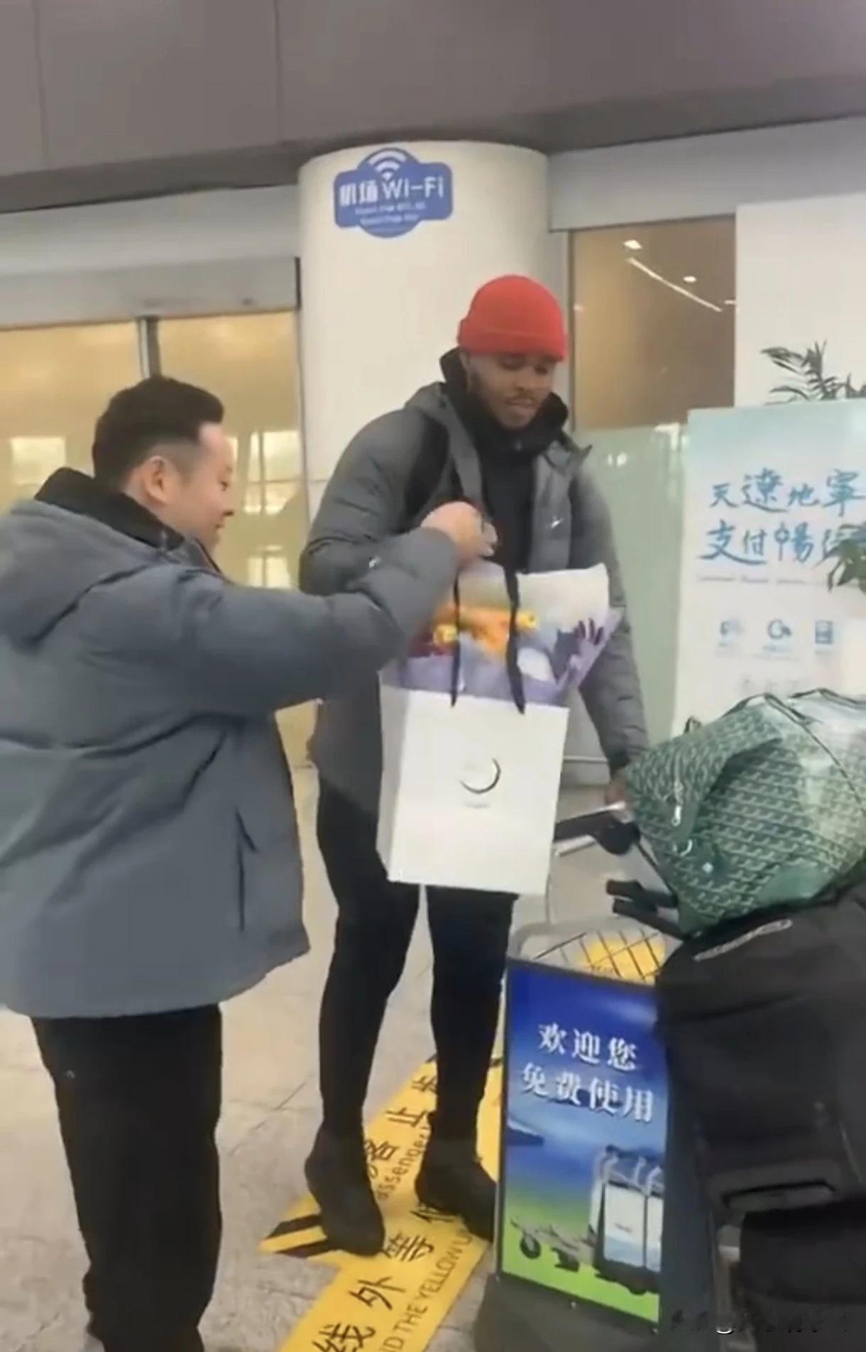 辽宁第五外援亨特抵达沈阳，听说是为打广东而准备的，看了一下亨特在四川队时的数据，