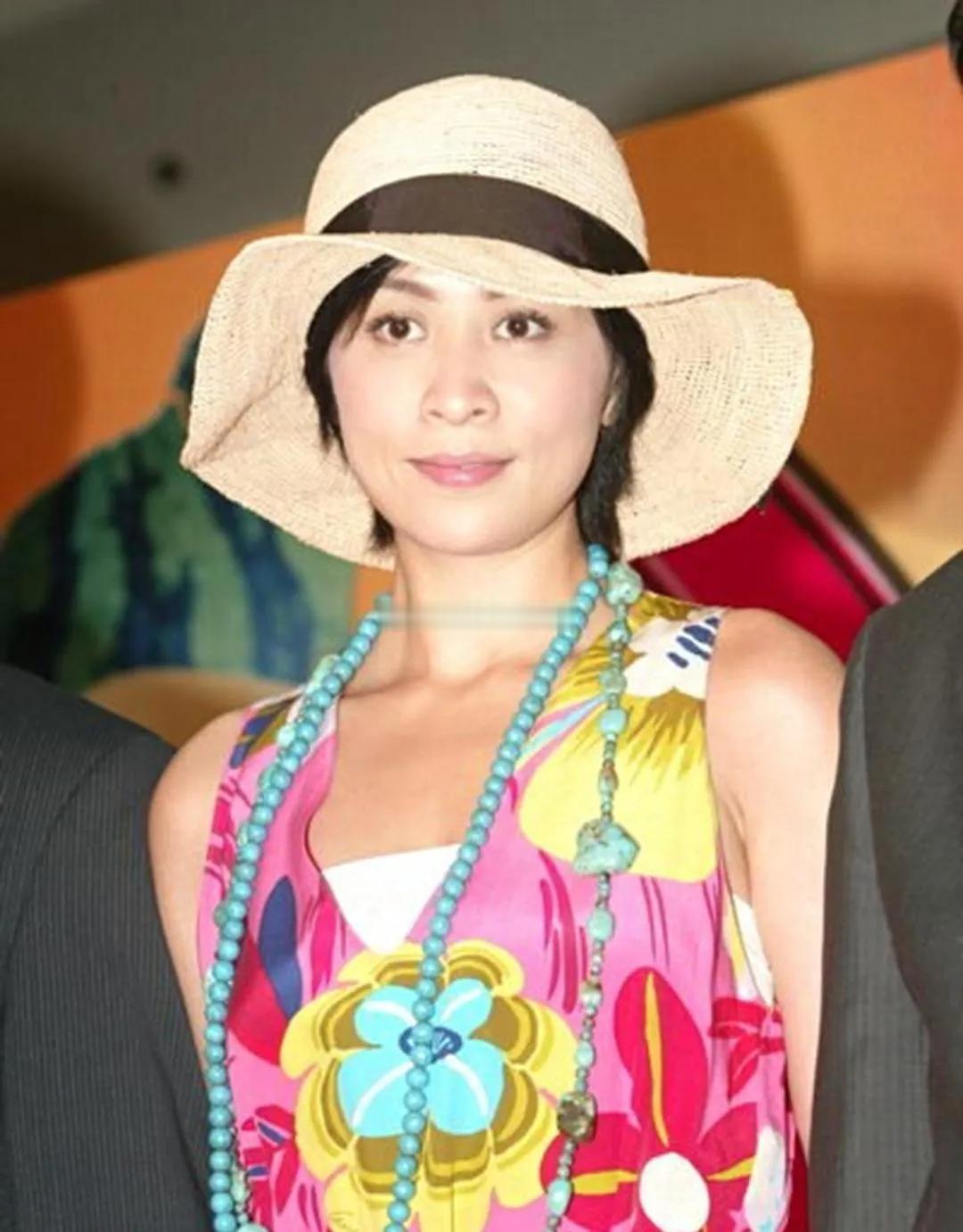 刘嘉玲出席活动选了条明艳花长裙搭配宽檐帽随性又有度假氛围感，哪怕在正式场合稍显跳