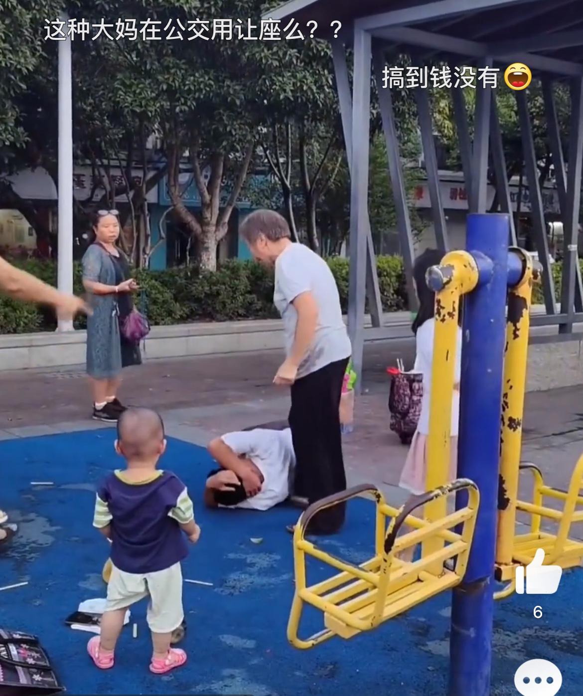 看看小伙是如何智慧处理和大妈的纠纷的，这才是教科书级别的止战方式。小伙是卖儿童玩