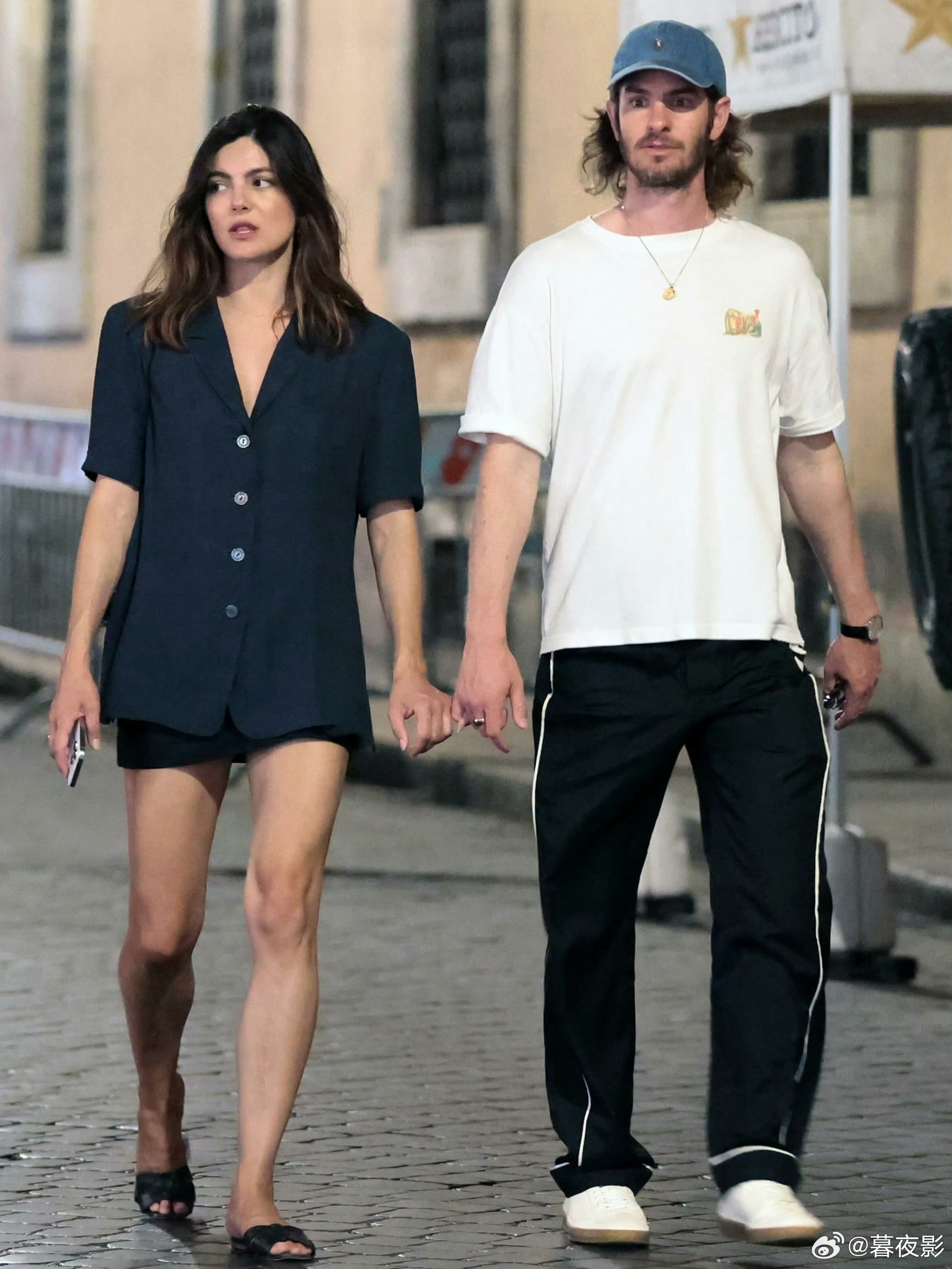 “加菲”Andrew Garfield和女友Monica Barbaro罗马度假