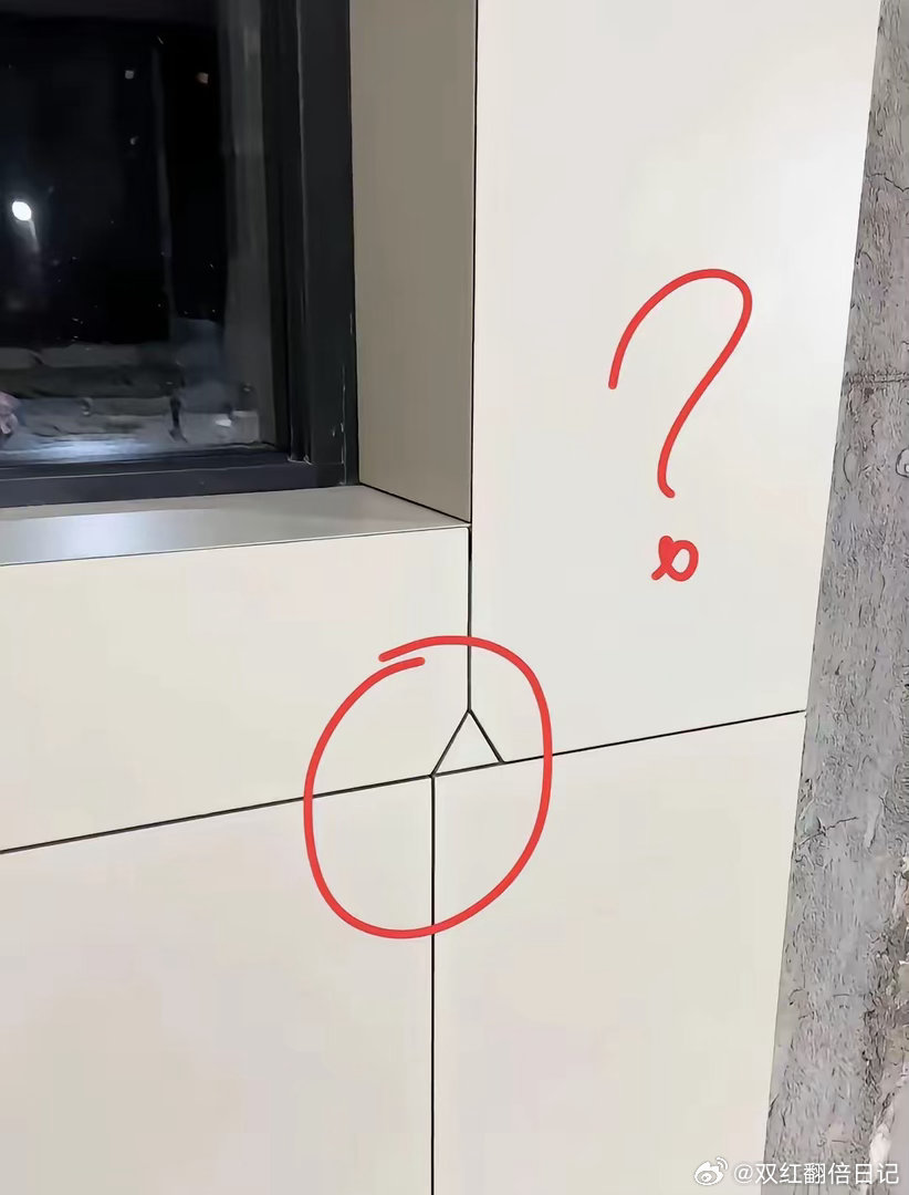这个师傅绝对是贴砖高手！ 