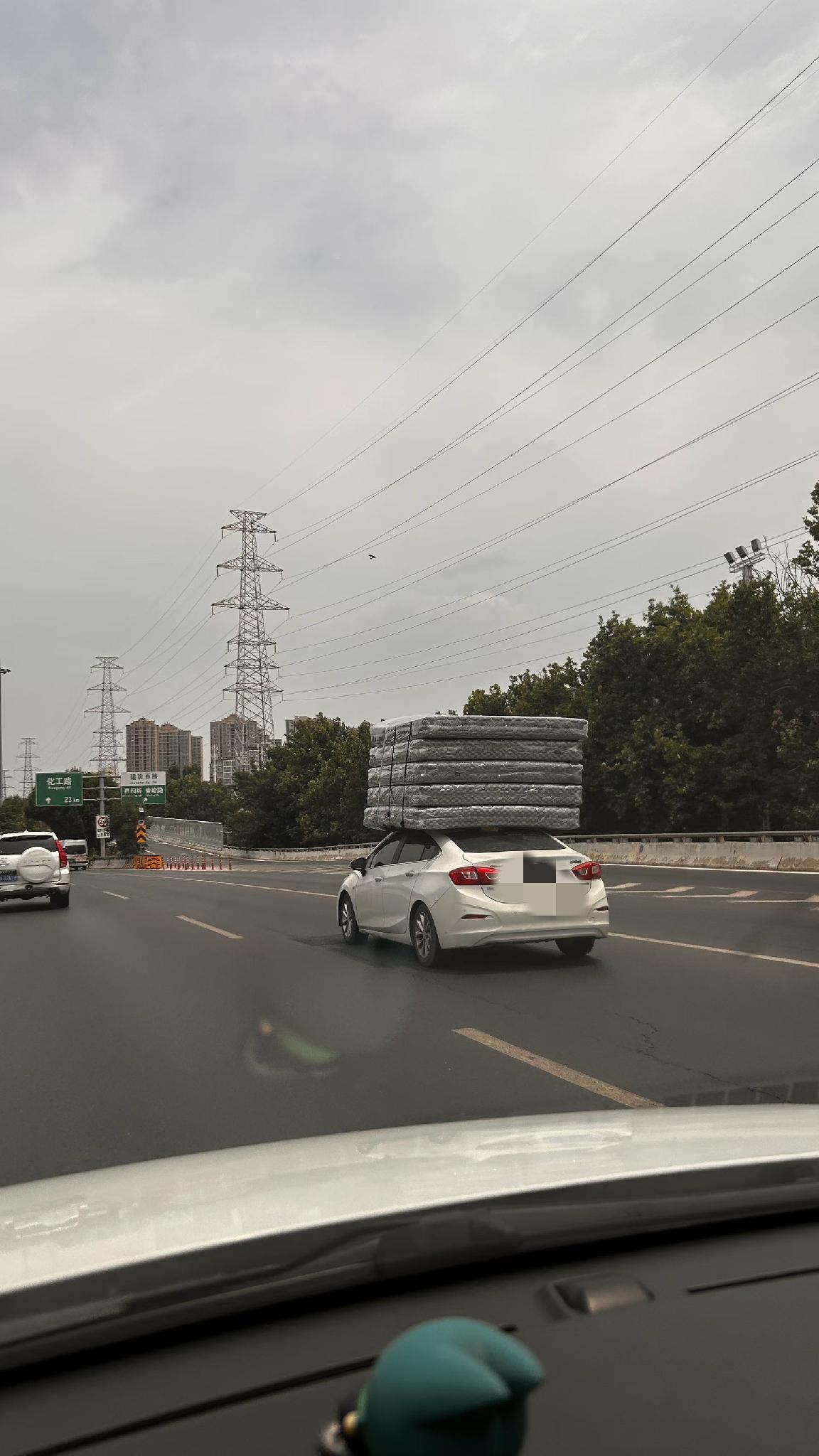 这不是AI，路上这么跑，碰见巡逻的话会受到处罚吧，紧急刹车的情况下，对自己对他人