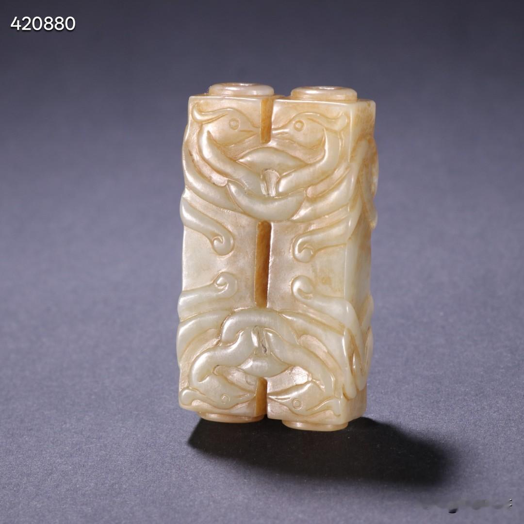 明代 和田玉凤纹双管。
规格：长5cm 宽2.74cm