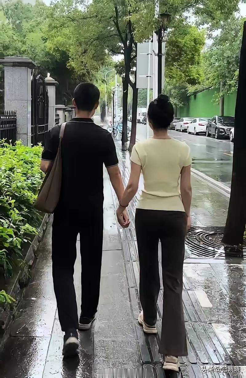 他们说陪伴是暖。
那我，早已温润入骨。
白天是心安，
夜里是好梦。



你的名