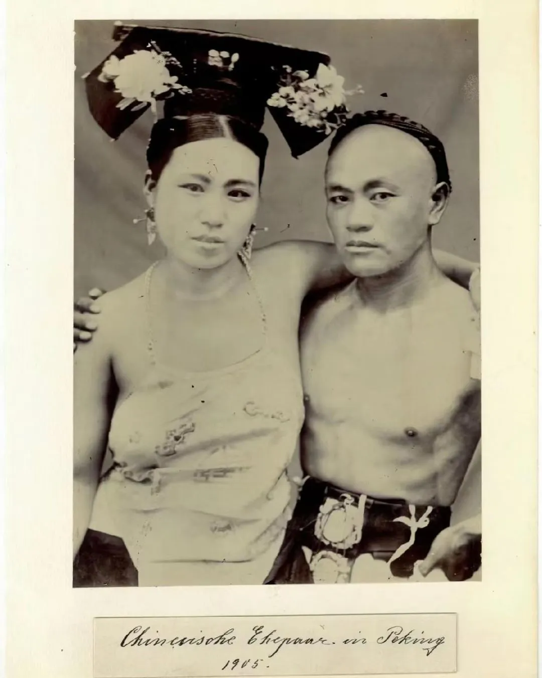 这张照片是1905年拍摄于北京，距今已快120年。 当时正值中国的晚清...