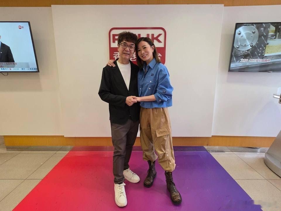「四料視后」佘詩曼（阿佘）憑藉犀利硬朗的銀幕形象深入人心，日前現身香港電台第二台