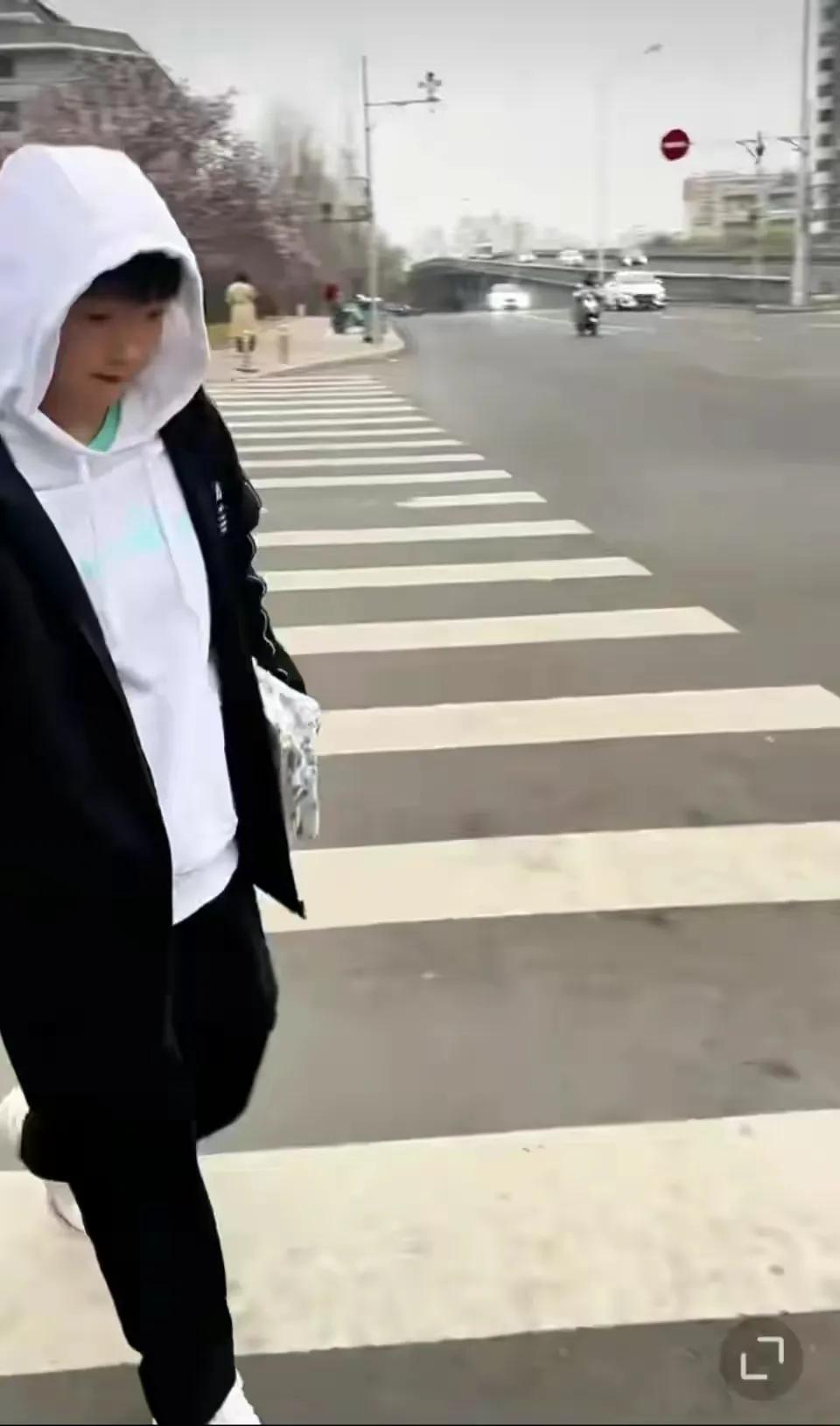 回国后的莎莎依旧那样干净利落！