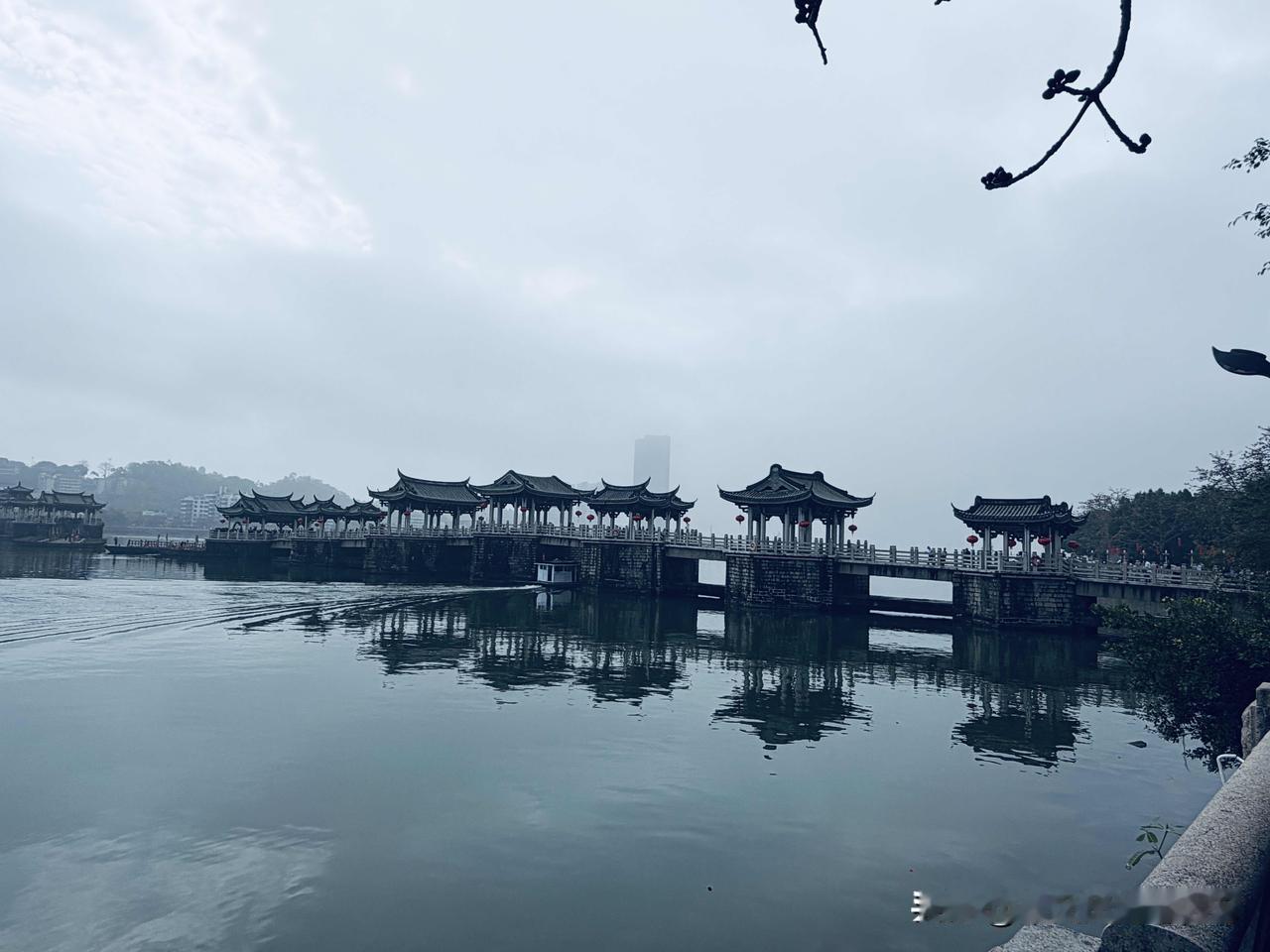 海风是柔美的韵律，浪花是飘荡的诗句，映入眼帘的都充满着梦幻色彩，仿佛置身于一个～