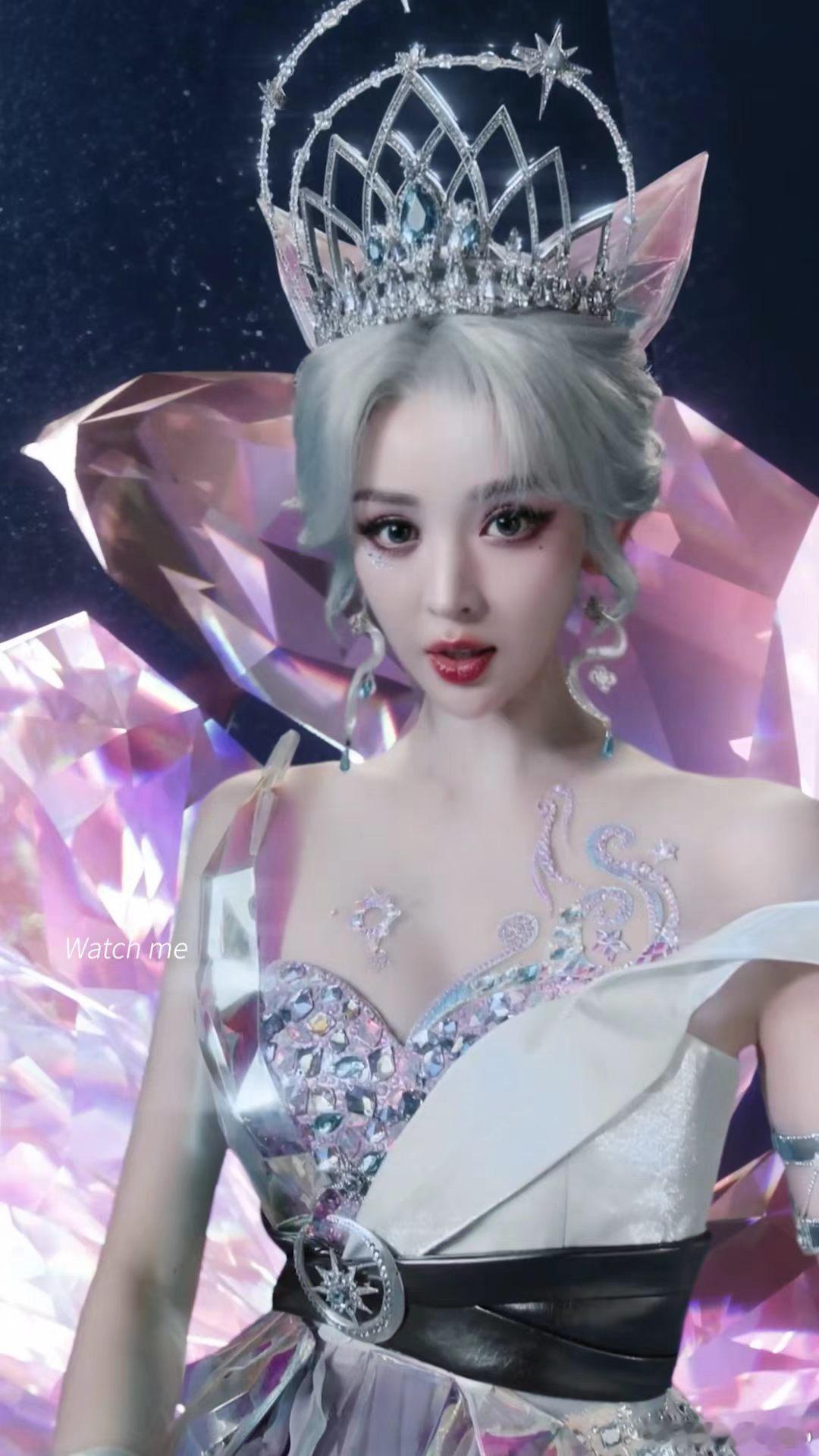 娜扎银发COS和平幻音九尾 娜扎这个造型真的惊艳到我了！银白色头发配上水晶九尾，