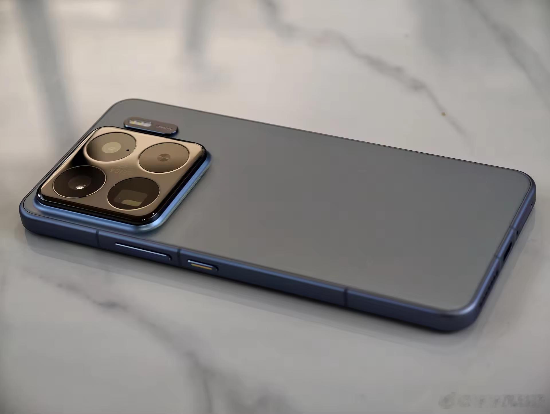 不同于iPhone的远峰蓝，小米15S Pro的蓝色给人的感觉要更明亮些，呈现出