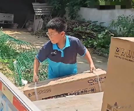 近日，河北邢台，一父亲看到11岁儿子一放暑假就成天在家玩手机，干脆带儿子跟着自己