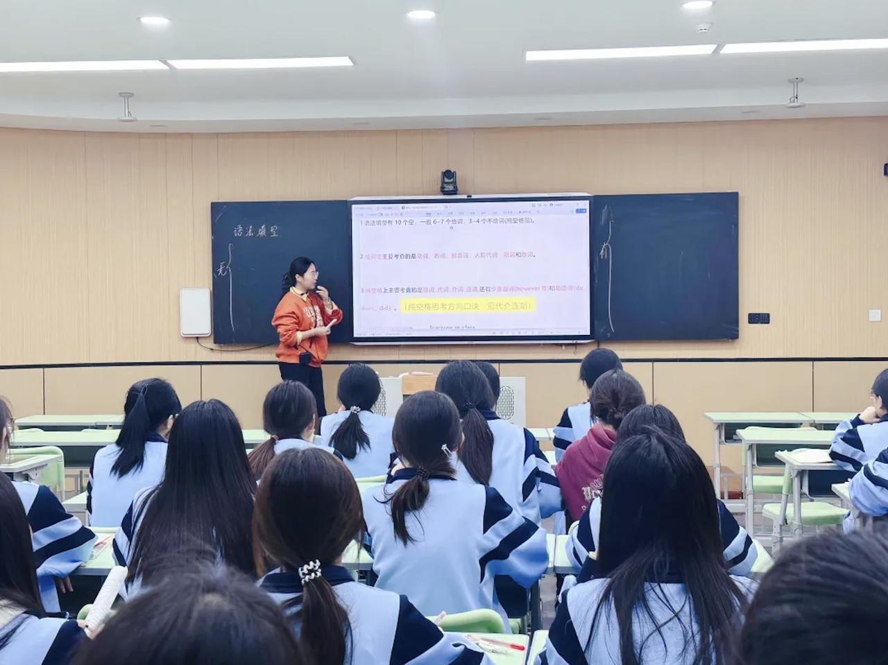 刚才，在教学楼巡视，看到孩子们从餐厅出来，到教室上课，仅五分钟时间，快捷，自然，