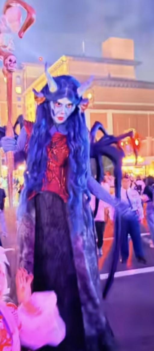 这人在万圣节扮恶魔呢。