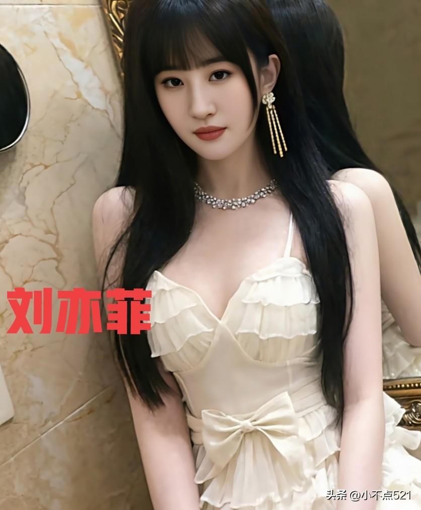 刘亦菲这造型也太美了！[比心]白色抹胸裙在灯光下闪得我移不开眼，卷发温柔又带点小